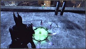 Ustaw się przy klatce z trofeum, a następnie obróć się na zachód i wykonaj kilka kroków do przodu - Park Row - Trofea Batmana (01-05) | Zagadki w Batman Arkham City - Batman: Arkham City - poradnik do gry