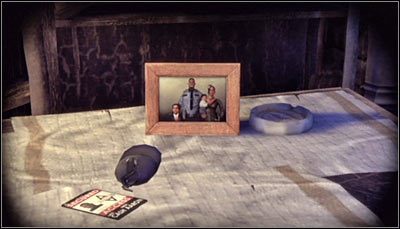 Dokonaj przybliżenia obrazu na przedmiotach znajdujących się na stole, ze szczególnym uwzględnieniem identyfikatora Aarona Casha (powyższy screen) - Park Row - Zagadki słowne | Zagadki w Batman Arkham City - Batman: Arkham City - poradnik do gry