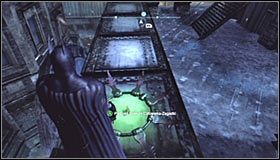 Powróć w okolice trofeum i ustaw się na płycie naciskowej #1, dzięki czemu uaktywnisz pytajniki - Mila Rozrywki - Trofea Batmana (13-20) | Zagadki w Batman Arkham City - Batman: Arkham City - poradnik do gry