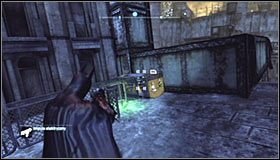 Ustaw się na płycie naciskowej #1, dzięki czemu przesuniesz kratkę znajdującą się tuż przed kulą - Mila Rozrywki - Trofea Batmana (13-20) | Zagadki w Batman Arkham City - Batman: Arkham City - poradnik do gry