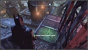 Skorzystaj z pazura lub z opcji szybowania w celu przedostania się na wyżej położone balkoniki przechylonej wieży radiostacji #1 - Mila Rozrywki - Trofea Batmana (21-30) | Zagadki w Batman Arkham City - Batman: Arkham City - poradnik do gry