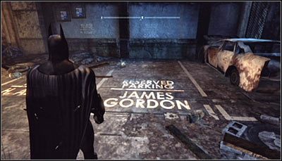Po skorzystaniu z wyrzutni lin zeskanuj miejsce parkingowe należące do Jamesa Gordona (powyższy screen) - Mila Rozrywki - Zagadki słowne | Zagadki w Batman Arkham City - Batman: Arkham City - poradnik do gry