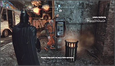 Odszukaj ciało więźnia oparte o budkę telefoniczną (powyższy screen) i zeskanuj je - Dzielnica przemysłowa - Zagadki słowne, Kamery TYGERA | Zagadki - Batman: Arkham City - poradnik do gry