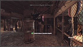 Trofeum znajduje się niedaleko siatki, po drugiej stronie której widać figurę foczki z balonikiem #1 - Dzielnica przemysłowa - Balony, Trofea Kobiety-Kota | Zagadki - Batman: Arkham City - poradnik do gry