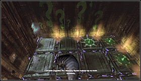 Tuż po wystrzeleniu liny wciśnij środkowy przycisk myszy (lub przycisk RB na padzie), dzięki czemu Batman wskoczy na linę #1 - Metro - Trofea Batmana (08-15) | Zagadki w Batman Arkham City - Batman: Arkham City - poradnik do gry