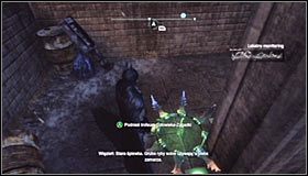 Błyskawicznie obróć się w stronę drugiego pytajnika i rzuć w niego batarangiem (najlepiej poprzez dwukrotne wciśnięcie klawisza 1 lub szybkie wciśnięcie lewego triggera na padzie) #1 - Zaułki - Trofea Batmana (01-07) | Zagadki w Batman Arkham City - Batman: Arkham City - poradnik do gry