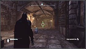 Na początek proponuję ustawić się na płycie naciskowej zlokalizowanej na południowy-zachód od klatki z trofeum #1 - Zaułki - Trofea Batmana (08-16) | Zagadki w Batman Arkham City - Batman: Arkham City - poradnik do gry