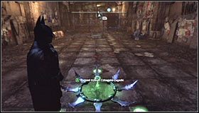 Podobnie jak wcześniej, musisz idealnie dobrać moment lądowania na płycie #1 - Zaułki - Trofea Batmana (08-16) | Zagadki w Batman Arkham City - Batman: Arkham City - poradnik do gry