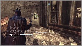 Zbliż się do miejsca ukrycia trofeum od północnej strony, docierając do wielkiej bramy z logo TYGERA #1 - Zaułki - Trofea Batmana (08-16) | Zagadki w Batman Arkham City - Batman: Arkham City - poradnik do gry