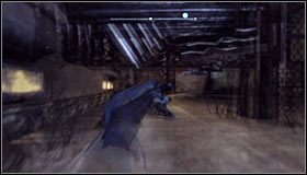 Podejdź do miejsca ukrycia trofeum od wschodu, a powinieneś zauważyć, że jest ono ukryte za siatką #1 - Zaułki - Trofea Batmana (24-39) | Zagadki w Batman Arkham City - Batman: Arkham City - poradnik do gry