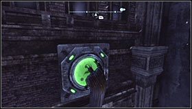 Istotne jest to żeby od pierwszej płyty odbić się w miarę możliwości w jej górnej części, dzięki czemu łatwiej będzie Ci dotrzeć do kolejnej - Zaułki - Trofea Batmana (24-39) | Zagadki w Batman Arkham City - Batman: Arkham City - poradnik do gry