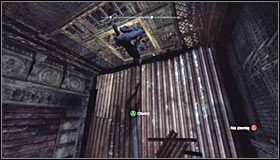 Popatrz teraz do góry #1 i skorzystaj z umiejętności wspinania się po sufitach, a więc wciśnij klawisz F (lub przycisk RB na padzie) celem przyklejenia się do stalowej konstrukcji - Zaułki - Kamery TYGERA, Trofea Kobiety-Kota | Zagadki w Batman Arkham City - Batman: Arkham City - poradnik do gry