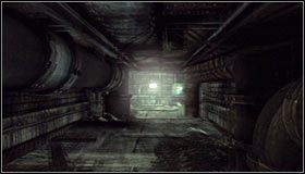 Zejdź na dół, obróć się na południe i zauważ, że przesunięcie samochodzików doprowadziło do odblokowania wejścia do szybu wentylacyjnego #1 - Huta - Trofea Batmana (10-18) | Zagadki w Batman Arkham City - Batman: Arkham City - poradnik do gry