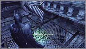 Cierpliwie zaczekaj aż Batman zostanie przetransportowany na wspomnianą wyżej półkę #1 - Muzeum - Trofea Batmana (01-10) | Zagadki w Batman Arkham City - Batman: Arkham City - poradnik do gry