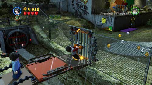 Przed nami kolejna zamknięta furtka, znowu podchodzimy i ciągniemy za pomarańczowy uchwyt - Mroczne czasy (1) | Opis przejścia - Rok 5 | LEGO Harry Potter Lata 5-7 - LEGO Harry Potter: Lata 5-7 - poradnik do gry