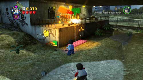 W tym miejscu musimy wybudować schody, po których wydostaniemy się z placu zabaw - Mroczne czasy (1) | Opis przejścia - Rok 5 | LEGO Harry Potter Lata 5-7 - LEGO Harry Potter: Lata 5-7 - poradnik do gry