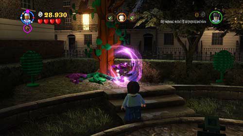 Teraz podbiegamy do drzewa znajdującego się po lewej stronie u góry - Mroczne czasy (1) | Opis przejścia - Rok 5 | LEGO Harry Potter Lata 5-7 - LEGO Harry Potter: Lata 5-7 - poradnik do gry