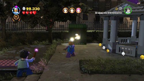 Po prawej stronie na końcu parku znajduje się altana, obok której stoi zielony schowek - Mroczne czasy (2) | Opis przejścia - Rok 5 | LEGO Harry Potter Lata 5-7 - LEGO Harry Potter: Lata 5-7 - poradnik do gry