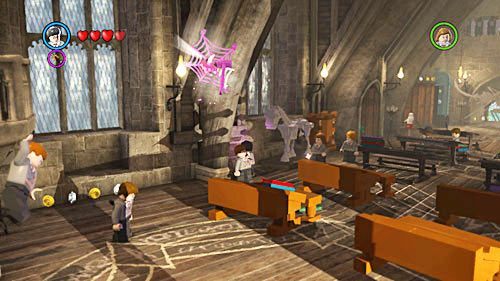 Kolejny spadnie z pajęczyny kiedy tą oczyścimy miotełką leżącą u dołu - Mroczne czasy (3) | Opis przejścia - Rok 5 | LEGO Harry Potter Lata 5-7 - LEGO Harry Potter: Lata 5-7 - poradnik do gry