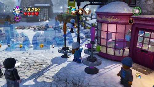 Szuka ona swojego czajnika, znajdziemy go na jednym ze stojących nieopodal stolików - Gwardia Dumbledorea (1) | Opis przejścia - Rok 5 | LEGO Harry Potter Lata 5-7 - LEGO Harry Potter: Lata 5-7 - poradnik do gry