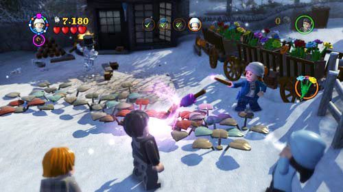 Różowy kwiat znajdziemy po uprzątnięciu liści, używamy do tego WL na grabiach - Gwardia Dumbledorea (1) | Opis przejścia - Rok 5 | LEGO Harry Potter Lata 5-7 - LEGO Harry Potter: Lata 5-7 - poradnik do gry