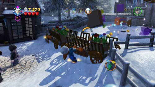 Wypijamy porcję eliksiru (klawisz K), dzięki czemu możemy zniszczyć wozy z kwiatami - Gwardia Dumbledorea (1) | Opis przejścia - Rok 5 | LEGO Harry Potter Lata 5-7 - LEGO Harry Potter: Lata 5-7 - poradnik do gry