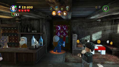 Następnie podchodzimy do biblioteczki klikamy klawisz K, obserwujemy kolejność podświetlania obrazków - Gwardia Dumbledorea (2) | Opis przejścia - Rok 5 | LEGO Harry Potter Lata 5-7 - LEGO Harry Potter: Lata 5-7 - poradnik do gry