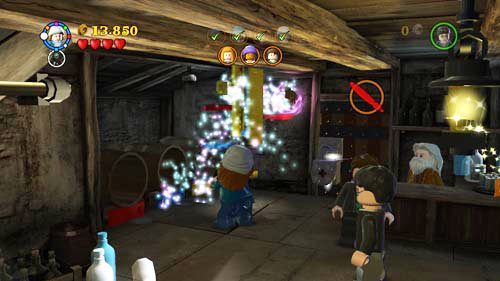 Przy barze stoi chłopak który szuka czerwonego pióra, zdobędziemy je po zniszczeniu trzech (czerwonej, niebieskiej i żółtej) beczek, czarem WL składamy z nich obraz z którego wyleci ów pióro, - Gwardia Dumbledorea (2) | Opis przejścia - Rok 5 | LEGO Harry Potter Lata 5-7 - LEGO Harry Potter: Lata 5-7 - poradnik do gry