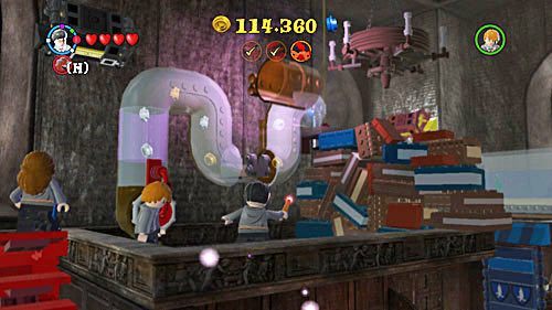 Wjeżdżamy na górę i naprawiamy rury, wkładając części w odpowiednie miejsce, po tym otwieramy wejście do nich magią DF - Nauka Diffindo | Opis przejścia - Rok 5 | LEGO Harry Potter Lata 5-7 - LEGO Harry Potter: Lata 5-7 - poradnik do gry