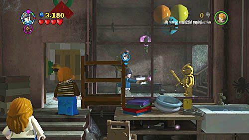 Na drodze staje nam złoty posąg rycerza niszczymy go dowolnym czarem i ruszamy na górę - Problemy stworka | Opis przejścia - Rok 5 | LEGO Harry Potter Lata 5-7 - LEGO Harry Potter: Lata 5-7 - poradnik do gry