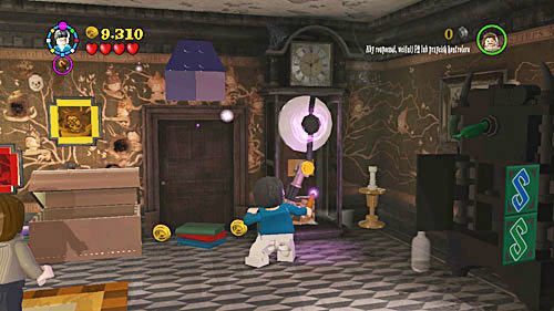 Kolejny element znajdziemy w zegarze, używamy czaru WL na wskazówkach, dzięki czemu zegar się rozpadnie a my możemy włożyć w odpowiednie miejsce kolejny klocek - Problemy stworka | Opis przejścia - Rok 5 | LEGO Harry Potter Lata 5-7 - LEGO Harry Potter: Lata 5-7 - poradnik do gry