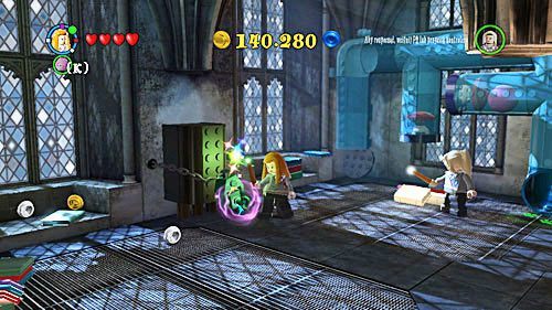 Wypadnie zielony klucz, którym otwieramy zamkniętą szafę, pojawi się kolejny dementor, przeganiamy go zaklęciem EP - Expecto Patronum | Opis przejścia - Rok 5 | LEGO Harry Potter Lata 5-7 - LEGO Harry Potter: Lata 5-7 - poradnik do gry