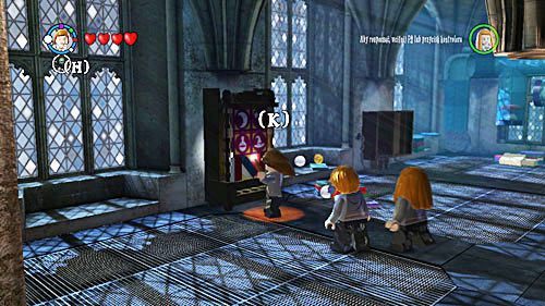 Przełączamy się na Hermionę i podchodzimy do szafy z książkami po lewej stronie - Expecto Patronum | Opis przejścia - Rok 5 | LEGO Harry Potter Lata 5-7 - LEGO Harry Potter: Lata 5-7 - poradnik do gry