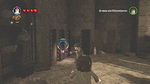 W następnym pomieszczeniu, musimy strzelać z różdżki do ruszających się szafek w jednej z nich odnajdziemy Snapea - Wspomnienie młodego Snapea | Opis przejścia - Rok 5 | LEGO Harry Potter 5-7 - LEGO Harry Potter: Lata 5-7 - poradnik do gry