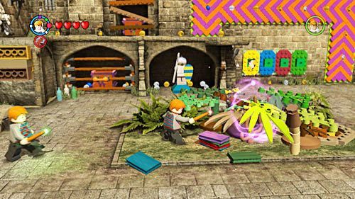 Dalej na placu znajdziemy wiele roślin odsuwamy znajdującą się po środku, będzie tam kociołek - Czas na psoty | Opis przejścia - Rok 5 | LEGO Harry Potter Lata 5-7 - LEGO Harry Potter: Lata 5-7 - poradnik do gry