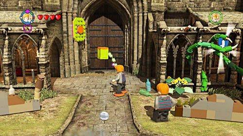 U góry korzystamy z kolejnego kufra Weasleyów, nasiona które otrzymamy rozsypujemy przed bramą, dzięki czemu ta zostanie otwarta - Czas na psoty | Opis przejścia - Rok 5 | LEGO Harry Potter Lata 5-7 - LEGO Harry Potter: Lata 5-7 - poradnik do gry