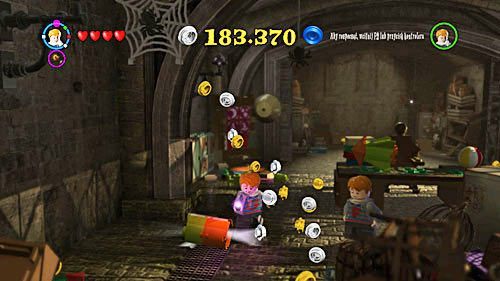 Kolejny kawałek znajdziemy po lewej stronie w koszu, rozwalamy najpierw kosz leżący u góry potem możemy dobrać się do tego na dole - Czas na psoty | Opis przejścia - Rok 5 | LEGO Harry Potter Lata 5-7 - LEGO Harry Potter: Lata 5-7 - poradnik do gry