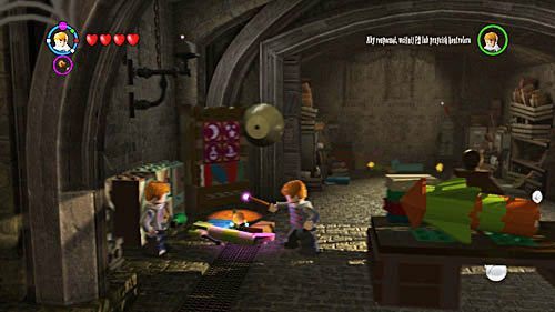 Ostatnią część znajdziemy w komodzie po lewej stronie - Czas na psoty | Opis przejścia - Rok 5 | LEGO Harry Potter Lata 5-7 - LEGO Harry Potter: Lata 5-7 - poradnik do gry