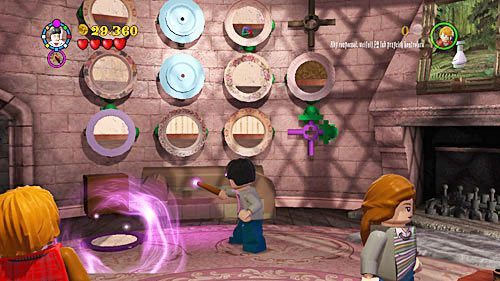 Z obrazu wyleci fioletowy talerz, który umieszczamy na wieszaku o tym samym kolorze, po tym go obracamy, ponownie 3 obroty - Wielki wirtuoz | Opis przejścia - Rok 5 | LEGO Harry Potter Lata 5-7 - LEGO Harry Potter: Lata 5-7 - poradnik do gry