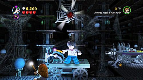 Nieco dalej w prawo natkniemy się na wózek, kiedy na niego wskoczymy jeden z towarzyszy nas podniesie, będziemy mogli wziąć kolejny składnik - Ukryte zagrożenie | Opis przejścia - Rok 5 | LEGO Harry Potter Lata 5-7 - LEGO Harry Potter: Lata 5-7 - poradnik do gry