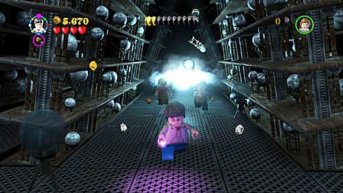 Uciekając przed upadającymi pułkami, musimy baRDzo uważać bo każda śmierć niesie za sobą stratę sporej ilości pieniążków - Ukryte zagrożenie | Opis przejścia - Rok 5 | LEGO Harry Potter Lata 5-7 - LEGO Harry Potter: Lata 5-7 - poradnik do gry