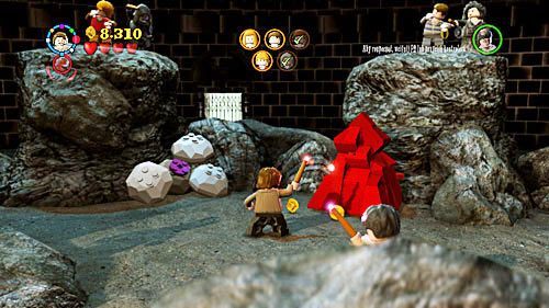 Kolejnym przeciwnikiem jest Bellatriks Lestrange, by ją pokonać musimy za pomocą Diffindo zniszczyć czerwone klocki i złożyć z nich przedmiot, którym rzucamy i odstraszamy Bellatriks - Ukryte zagrożenie | Opis przejścia - Rok 5 | LEGO Harry Potter Lata 5-7 - LEGO Harry Potter: Lata 5-7 - poradnik do gry