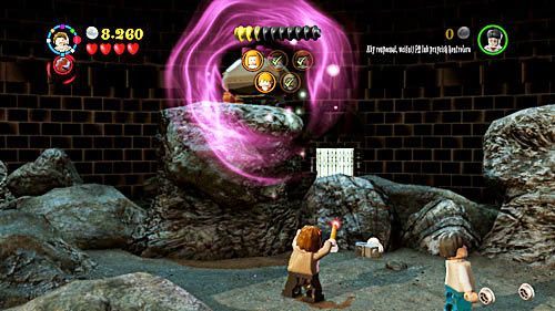 By uratować kolejnego przyjaciela musimy zniszczyć kamienie leżące pod skałą, wybieramy Syriusza i czarem RD niszczymy głazy, ostatnim rzucamy w Śmierciożerce - Ukryte zagrożenie | Opis przejścia - Rok 5 | LEGO Harry Potter Lata 5-7 - LEGO Harry Potter: Lata 5-7 - poradnik do gry