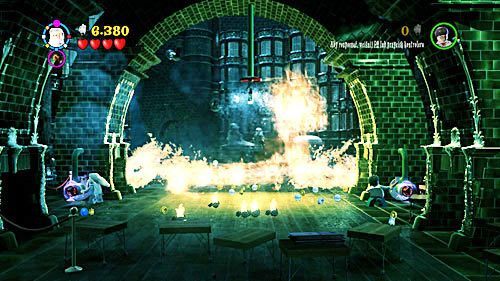 Następnie podchodzimy do fontanny i magią WL chwytamy wodną kulę i kierujemy ją na Voldemorta - Ukryte zagrożenie | Opis przejścia - Rok 5 | LEGO Harry Potter Lata 5-7 - LEGO Harry Potter: Lata 5-7 - poradnik do gry