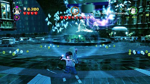 Gdy będziemy atakowani przez szkło trzymamy się za Dombledorem, a kiedy pojawią się klocki składamy z nich przedmioty i rzucamy w Voldemorta, do wszystkiego używając magii WL - Ukryte zagrożenie | Opis przejścia - Rok 5 | LEGO Harry Potter Lata 5-7 - LEGO Harry Potter: Lata 5-7 - poradnik do gry