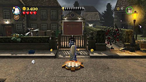 Po drugiej stronie jest brama zamknięta na srebrną kłódkę, niszczymy ją czarem RD - Przerwana emerytura | Opis przejścia - Rok 6 | LEGO Harry Potter Lata 5-7 - LEGO Harry Potter: Lata 5-7 - poradnik do gry