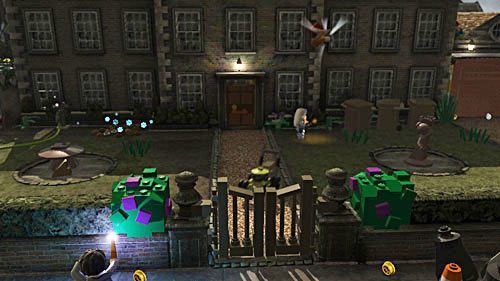 Wchodzimy do ogrodu i strzelamy do kosiarki, ta niszczy furtkę dzięki czemu Harry może wejść do środka - Przerwana emerytura | Opis przejścia - Rok 6 | LEGO Harry Potter Lata 5-7 - LEGO Harry Potter: Lata 5-7 - poradnik do gry