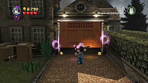 W pierwszej kolejności ruszamy do drzwi garażowych - Przerwana emerytura | Opis przejścia - Rok 6 | LEGO Harry Potter Lata 5-7 - LEGO Harry Potter: Lata 5-7 - poradnik do gry