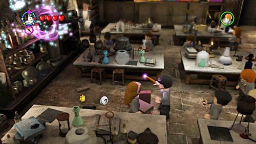 Z przodu po lewej stronie znajdziemy klocki, z których składamy szafkę - Lekcja 3 - Wywar Żywej Śmierci | Opis przejścia - Rok 6 | LEGO Harry Potter 5-7 - LEGO Harry Potter: Lata 5-7 - poradnik do gry