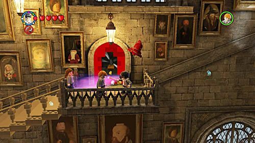 Docieramy do czerwonej ściany niszczymy ją, a z klocków składamy dzwon, kiedy w niego uderzymy pojawią się kolejne schody - Lekcja 3 - Wywar Żywej Śmierci | Opis przejścia - Rok 6 | LEGO Harry Potter 5-7 - LEGO Harry Potter: Lata 5-7 - poradnik do gry